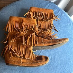Minnetonka suede fringe high moccasins